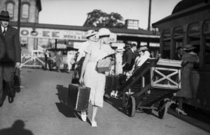 Easter travellers at Newcastle Railway Station, Newcastle, NSW, March 25, 1937.