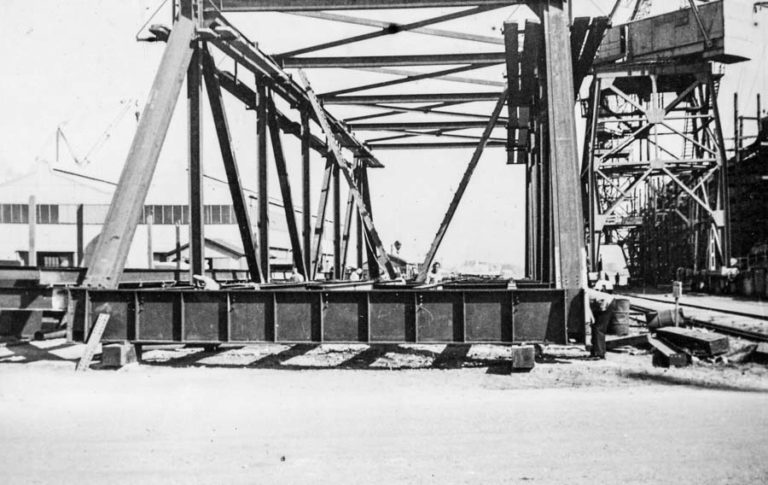 Building the Hexham Bridge over the Hunter River - Photo Time Tunnel