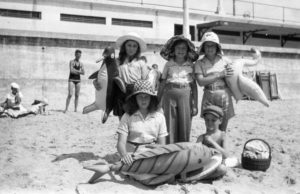 Read more about the article Fun on the beach: a gallery of vintage seaside photos