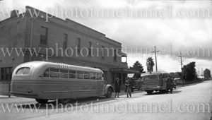 Tourist buses outside the Hotel Oakbank, South Australia, circa 1940s.